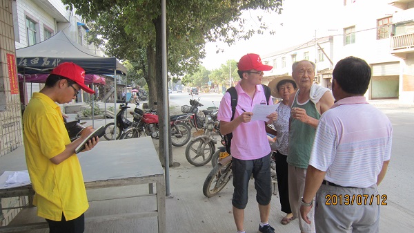 7月12日,合肥工業(yè)大學(xué)青弋江涇縣段生態(tài)環(huán)境調(diào)研團隊到達安徽省涇縣昌橋鄉(xiāng)昌橋村,立刻投入了實踐工作中。圖為隊員們在街頭對當(dāng)?shù)鼐用襁M行問卷調(diào)查。