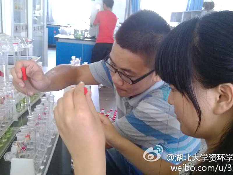 7月30日,湖北大學(xué)“追夢”團(tuán)隊的后期檢測工作進(jìn)入尾聲。負(fù)責(zé)人介紹,這幾天隊員們伴著朝陽出發(fā),伴著夕陽回家。雖然辛苦,但隊員們堅信,努力不會白費(fèi),我們美麗的母親湖——洪湖一定會變得越來越好。