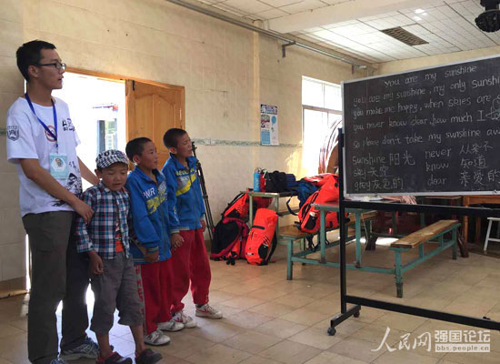 志愿者教孩子們學習英文歌曲。