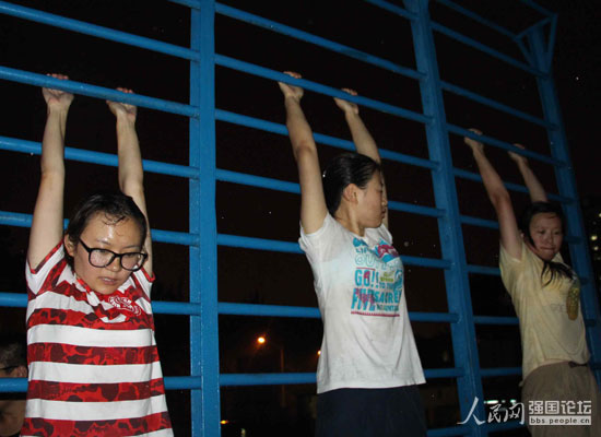 出發前,隊員們接受嚴格的體能訓練。