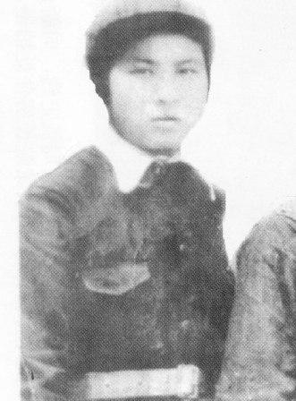 ����أ�1920��10 �������F��ʡ���x�h�ˡ�1938�꣬������c�M��ͬ�W���Ӱ��M���Ї�������܊����W�W�������I�󱻷ֵ�����2��У���l�B���ĕ������g��s�ؼ����Ї����a�h��1943��4��5 �£��ձ��ۇ����x�����|�������ո������M�С���ʎ�����������е���������D��;���⵽��܊�ķ�������������ħ�ơ���Ѻ;�У����v�����£��ͱ�ץס���̱ƹ���������ؑ����, �]����¶������ԣ����߳�ŭ����܊�������ؚ��ᚢ����