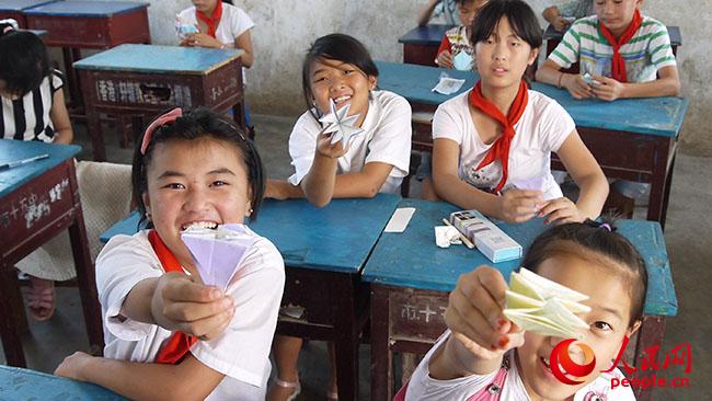 ���ϿƼ���W(xu��)��һ��һ·���x��(w��)֧���c����(zh��n)��ؚ�{(di��o)�Ќ��`�F(tu��n)��������ꖿh��¹ɽ�(zh��n)�u�ŸG���_չ�x��(w��)֧�̺ͷ�ؚ�{(di��o)�У�־Ը�߽o���ӂ��_�O(sh��)�ֹ��n�ã��D�麢�ӂ�չʾ�ֹ���Ʒ�����F(tu��n)��ṩ��