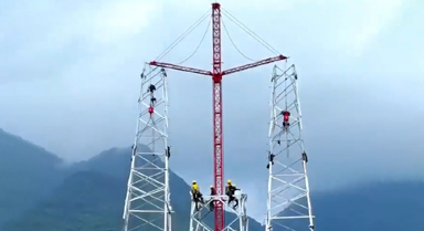 高壓輸電塔怎麼搭？看工人空中搭積木